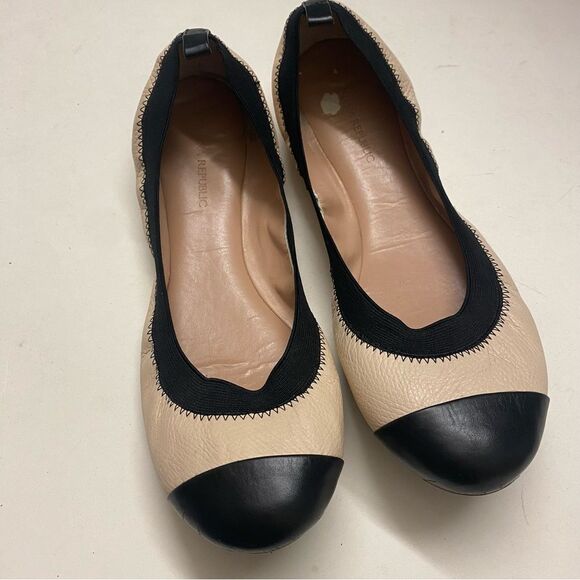 Banana Republic leather tan black cap toe classic Ballet Flats comfort shoes 9.5 - Picture 1 of 9